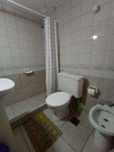 Departamento Amplio Mendoza Centro, con cochera في ميندوزا: حمام مع مرحاض ومغسلة