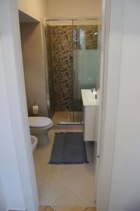 une salle de bain avec toilettes, douche et lavabo dans l'établissement Casa Vacanze Vicolo Palaù, à Trecastagni 19 autres photos