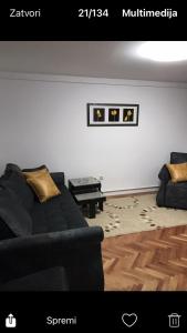 uma sala de estar com um sofá e uma mesa em Milja Goč em Kraljevo