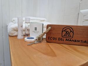 un tavolo in legno con una scatola sopra di Ecos del Manantial a Villarrica