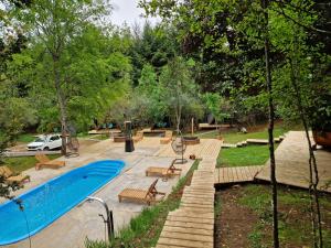 比亞里卡的住宿－Ecos del Manantial，长凳公园内的游泳池