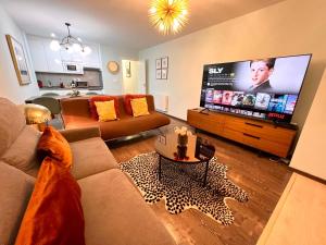 A television and/or entertainment centre at Pradollano LUXUS Grandes vistas