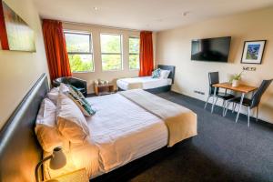 Postel nebo postele na pokoji v ubytování Coleraine Suites & Apartments