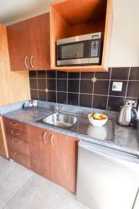 Kuchyň nebo kuchyňský kout v ubytování Coleraine Suites & Apartments