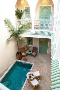 Bazén v ubytování Riad Chic nebo v jeho okolí