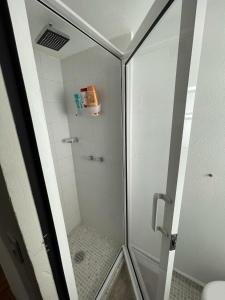 y baño con ducha y puerta de cristal. en Mini Loft en Coyoacán en Ciudad de México