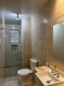 y baño con aseo, lavabo y ducha. en Hotel Makuxis - Brigadeiro, en São Paulo