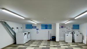 een kamer met drie wasmachines en drie wasmachines bij Vista Valparaíso Barrio Inglés in Valparaíso
