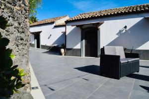 une terrasse avec une chaise sur une maison dans l'établissement Casa Vacanze Vicolo Palaù, à Trecastagni