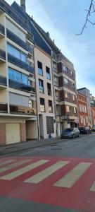 una calle vacía frente a un edificio de apartamentos en Appartement Eco, en Esch-sur-Alzette