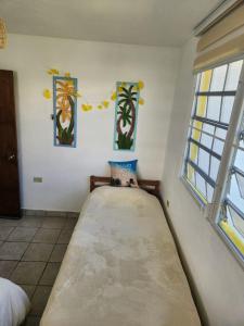 Letto o letti in una camera di Tropicoco Pool House Steps From The Beach
