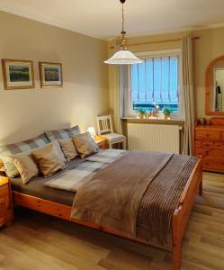 ein Schlafzimmer mit einem großen Bett und einem Fenster in der Unterkunft Top Ferienwohnung am Diemelsee, Sauerland Nähe Willingen Winterberg in Diemelsee