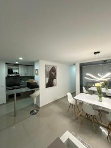 a kitchen and dining room with a white table and chairs at Exclusivo apartamento al norte de la ciudad in Valledupar