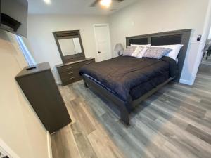 a bedroom with a bed and a dresser and a mirror at La casa de Reymar in Phoenix