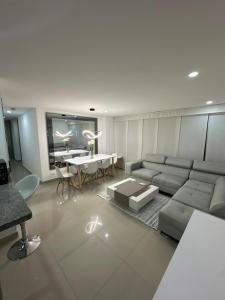 sala de estar con sofá y mesa en Exclusivo apartamento al norte de la ciudad en Valledupar