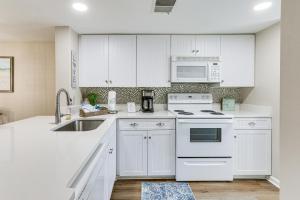 Η κουζίνα ή μικρή κουζίνα στο Hilton Head Condo Walk to Coligny Beach and Plaza!
