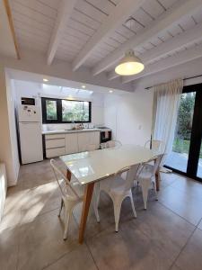 uma cozinha com mesa e cadeiras num quarto em Al pie del Cerro em Villa La Angostura