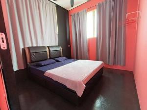 Postel nebo postele na pokoji v ubytování Wi-Fi 100MB Free Ipoh Happy Big House SemiD TH24 16 pax