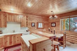 een keuken met houten kasten en een groot eiland bij Black Bear Lodge in Park City