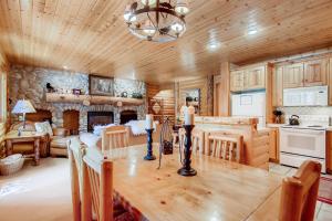 een keuken en eetkamer met een tafel en een open haard bij Black Bear Lodge in Park City