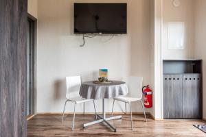 a dining room with a table and chairs and a fire extinguisher at Boutique Hotel Anna by EJ Hotels in Holt