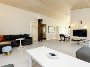 ein Wohnzimmer mit einem Sofa und einem Tisch in der Unterkunft Holiday home Nysted IX in Nysted