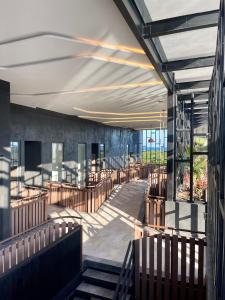 un restaurant avec des bancs en bois dans l'établissement OVA Apartments Tulum, à Tulum