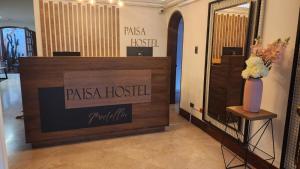 Paisa Hostel Medellín في ميديلين: منصة في غرفة عليها لافتة