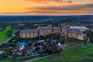 una vista aérea de un hotel con un complejo en JW Marriott San Antonio Hill Country Resort & Spa en San Antonio
