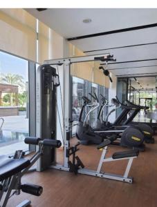 un gimnasio con varias máquinas de correr en una habitación en CFC, Luxurious 4BR Apartment, Remarkable value unbeatable Location, en El Cairo