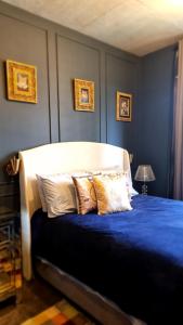 um quarto com uma cama com lençóis e almofadas azuis em SUPER Conforto Praia Brava Balneario Camboriu em Itajaí
