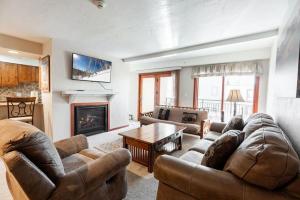 A seating area at Breakaway West Ski Condo