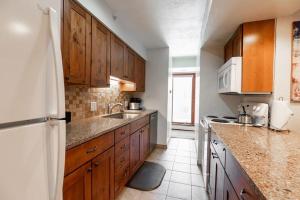 A kitchen or kitchenette at Breakaway West Ski Condo