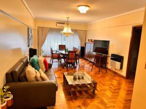 a living room with a couch and a table at Apartamento Belgrano in Buenos Aires