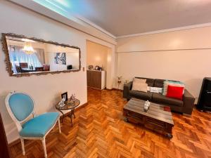 a living room with a couch and a table at Apartamento Belgrano in Buenos Aires