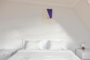 Postel nebo postele na pokoji v ubytování Sunny Hotel Tbilisi