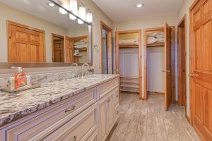 un bagno con lavandino e specchio di Infinite View a McHenry