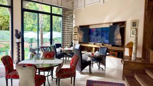 comedor con mesas y sillas y TV de pantalla plana en Sillage Palace Sky & Spa, en Marrakech