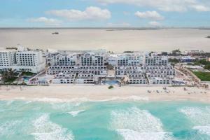 una vista aérea de un hotel en la playa en Amazing beachfront apartment, en Cancún