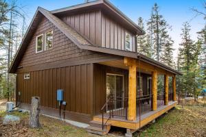 una piccola casa con tetto di gamberetti di Experience Montana Cabins - Big Sky Cabin #1 a Bigfork