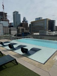 een groot zwembad bovenop een gebouw bij 1 BR King Bed Downtown Oasis Heart Of Austin in Austin