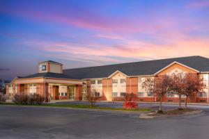 a large building with a parking lot in front of it at Best Western Circus City Inn in Peru