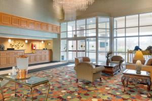 a large living room with chairs and tables and windows at Best Western Circus City Inn in Peru