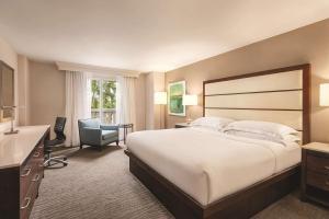 那不勒斯的住宿－拿坡里希爾頓酒店，酒店客房配有一张床、一张桌子和一把椅子。