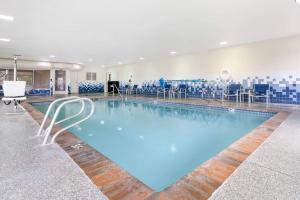 a large swimming pool with blue water at Best Western Bend North in Bend