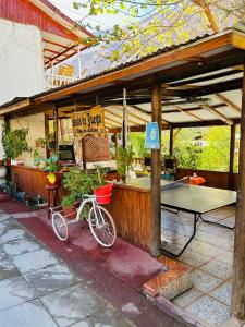 a bike parked in front of a ping pong table at CABAÑAS RINCON CHILENO in Monte Grande