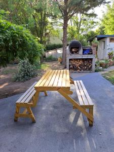 una mesa de picnic con una parrilla en el patio trasero en ALOJAMIENTO SERRANO BIS en Villa Giardino