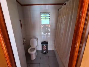 a small bathroom with a toilet and a window at CABAÑAS RINCON CHILENO in Monte Grande