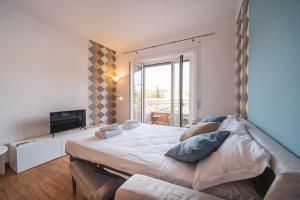 Un dormitorio con una cama grande y un televisor. en St. Peter Twilight BuddyRent, en Roma