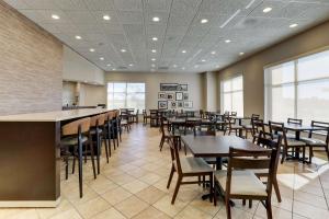 a restaurant with tables and chairs in a room at Drury Inn & Suites Independence Kansas City in Blue Springs